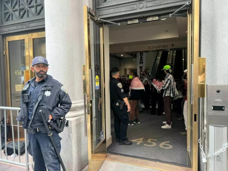 Manifestantes pro Palestina asaltan consulado israelí en San Francisco