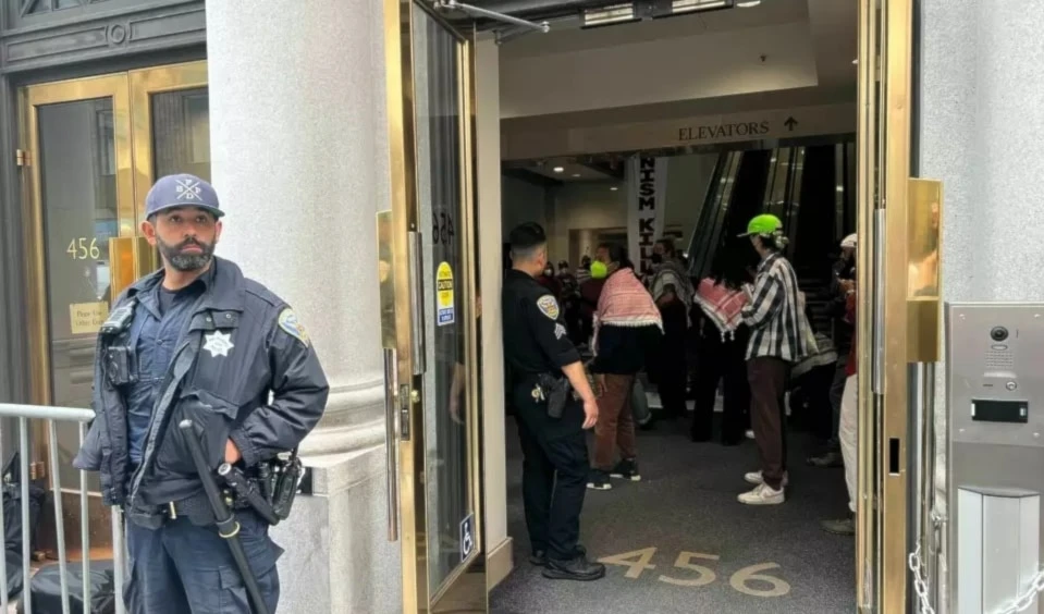 Manifestantes pro Palestina asaltan consulado israelí en San Francisco