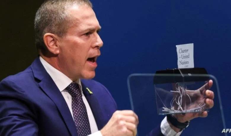 Embajador de “Israel” en ONU arranca carta de la organización tras votación favorable a Palestina