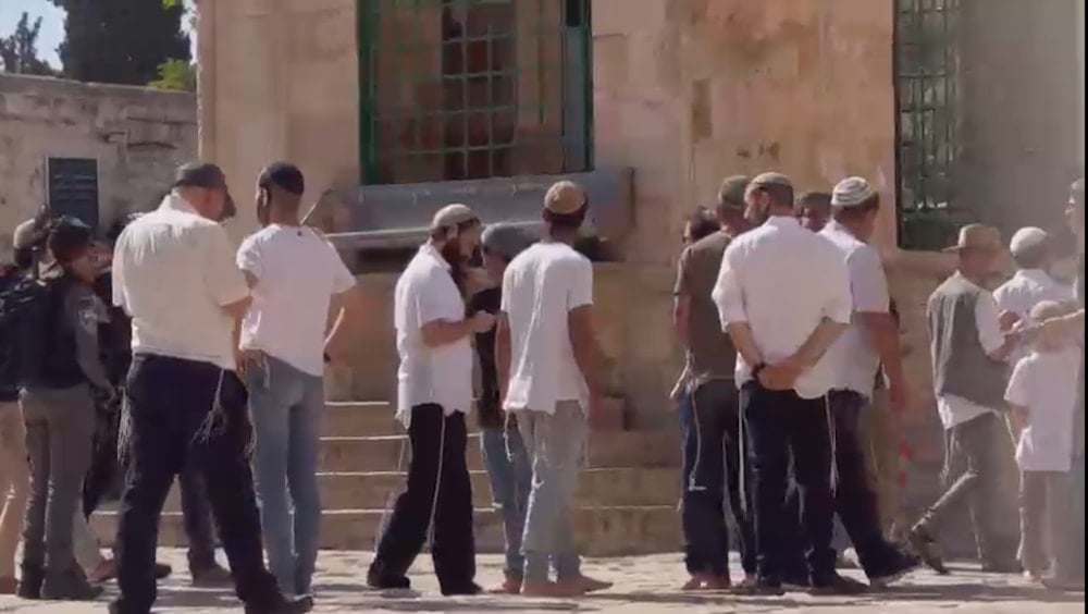 Cientos de colonos asaltan Al-Aqsa antes de la Marcha de las Banderas.