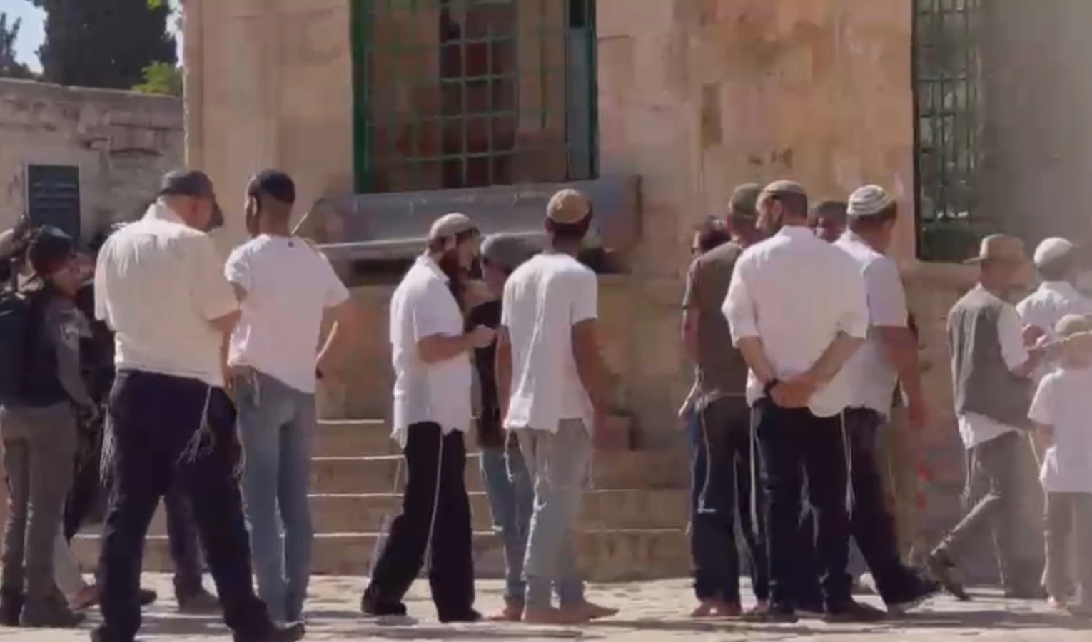 Cientos de colonos asaltan Al-Aqsa antes de la Marcha de las Banderas. Cientos de colonos asaltan Al-Aqsa antes de la Marcha de las Banderas.