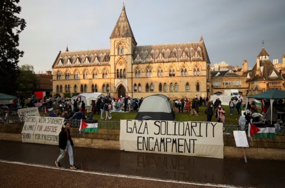 Estudiantes universitarios en Reino Unido rechazan la masacre israelí en Gaza.