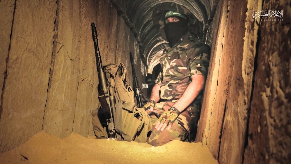 Combatiente de las Brigadas Al-Qassam en uno de los túneles en la Franja de Gaza