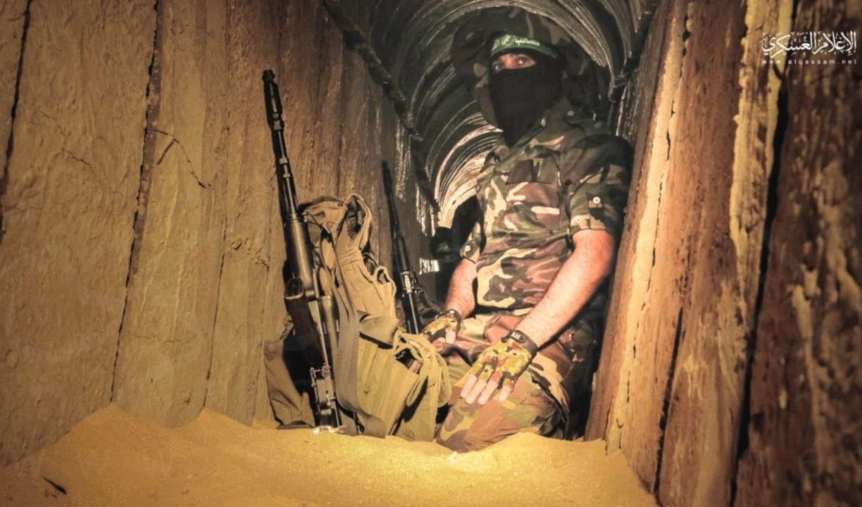 Combatiente de las Brigadas Al-Qassam en uno de los túneles en la Franja de Gaza