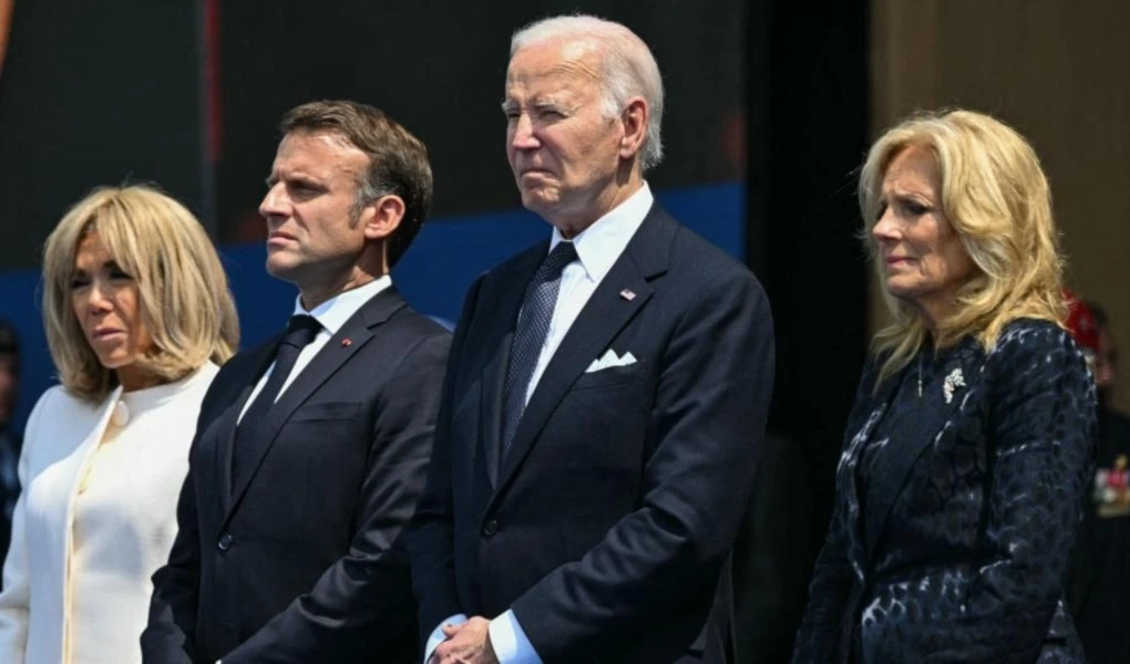 El presidente de Estados Unidos, Joe Biden, y su homólogo de Francia, Emmanuel Macrom, y sus correspondientes esposas en la ceremonia por el aniversario 80 del desembarco de Normandía.