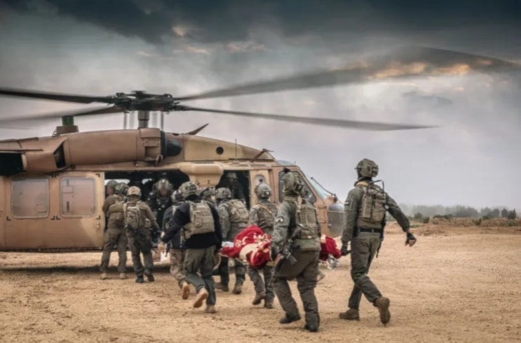 Evacuación de soldados israelíes muertos y heridos en Gaza.