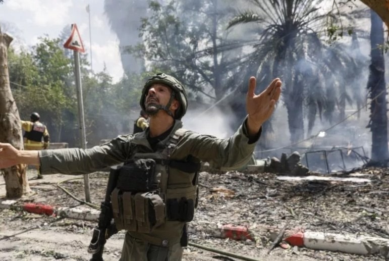 Un soldado del ejército de ocupación junto a los escombros resultantes de un ataque con misiles lanzado por la resistencia de Líbano contra Kiryat Shemona el pasado 5 de mayo. Foto: AFP