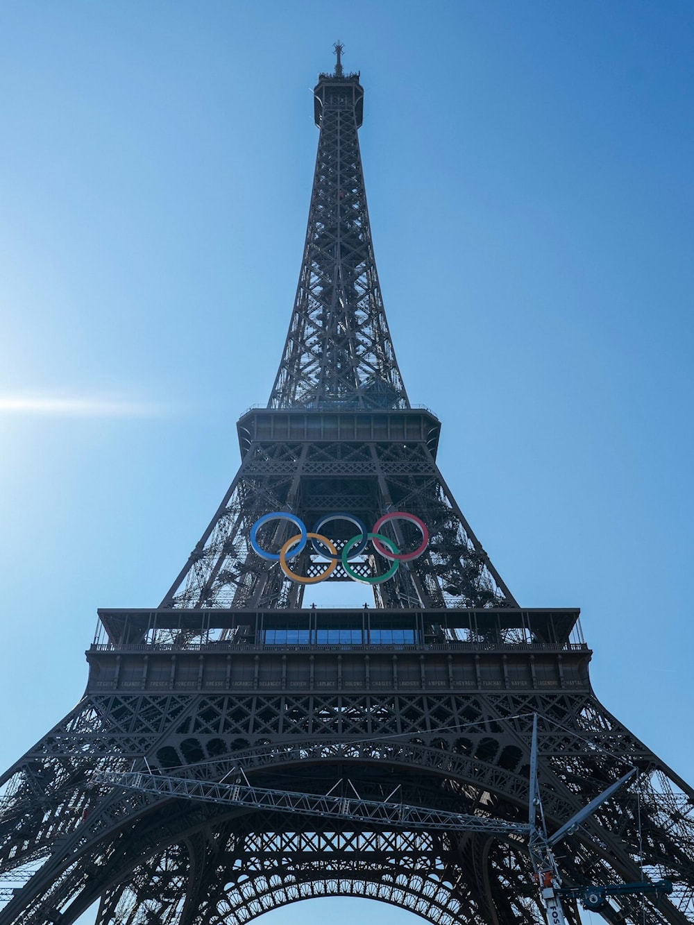 Torre Eiffel luce anillos olímpicos de París 2024.