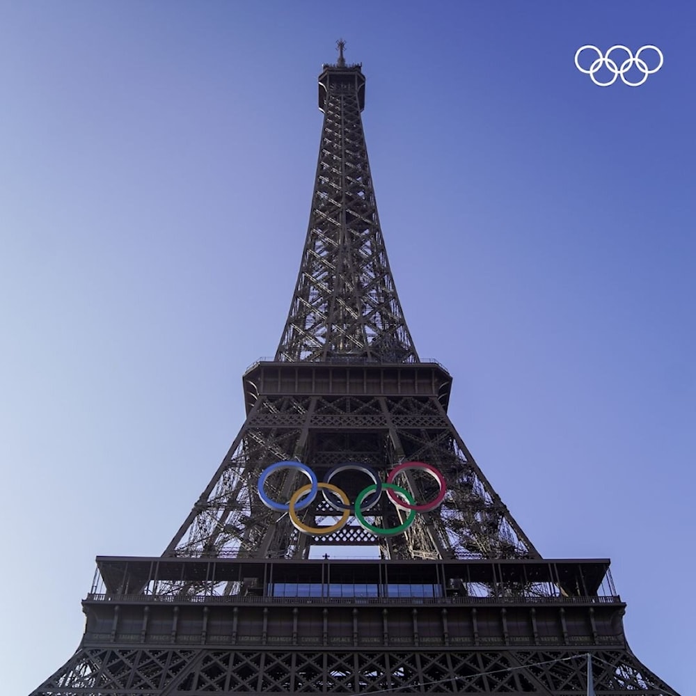 Torre Eiffel luce anillos olímpicos de París 2024.