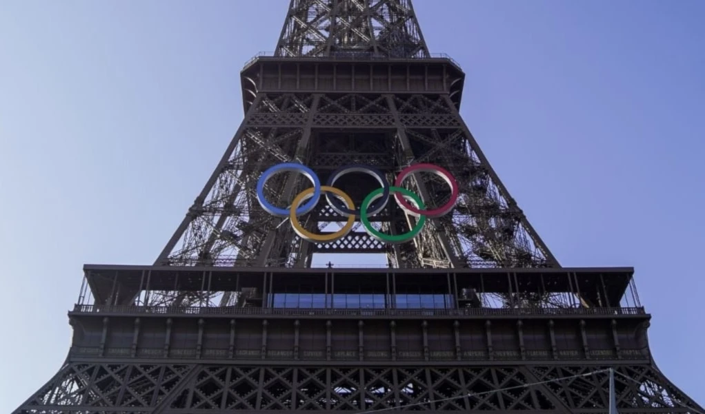 Torre Eiffel luce anillos olímpicos de París 2024.