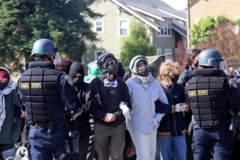 Manifestantes propalestinos enfrentan a la policía en la Universidad de California, Santa Cruz, el 31 de mayo. 