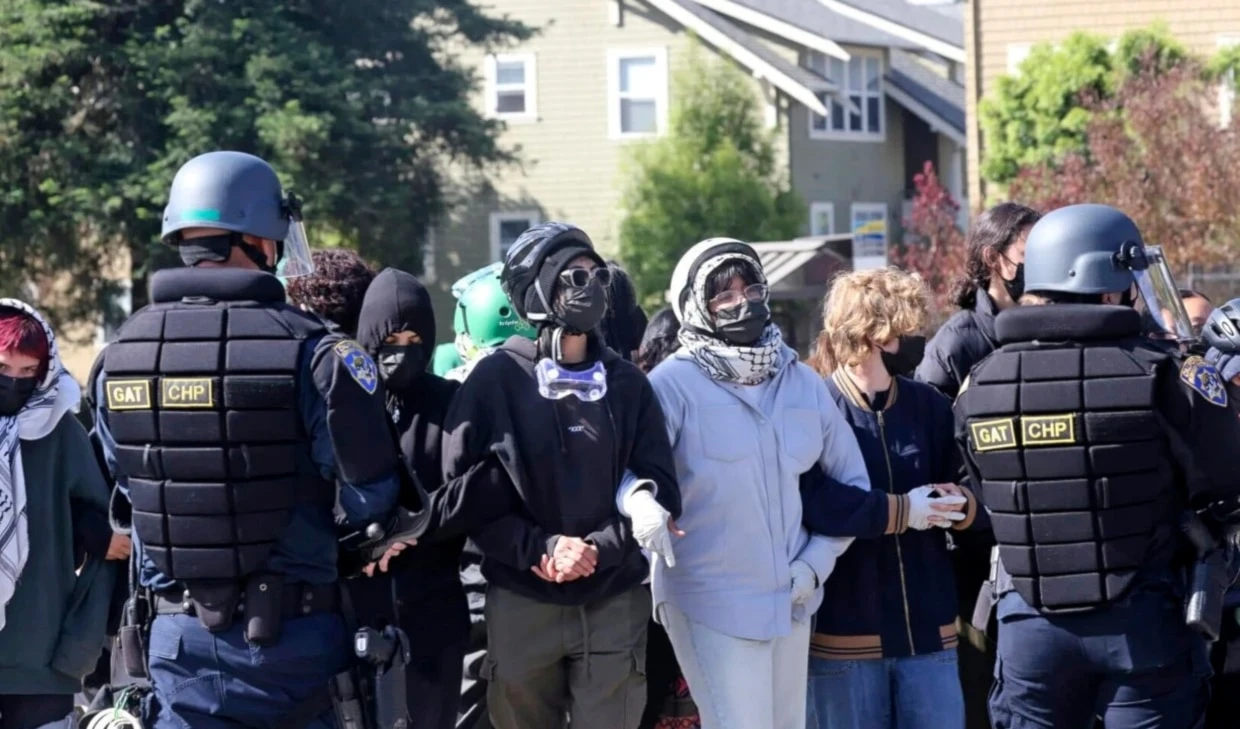 Manifestantes propalestinos enfrentan a la policía en la Universidad de California, Santa Cruz, el 31 de mayo.