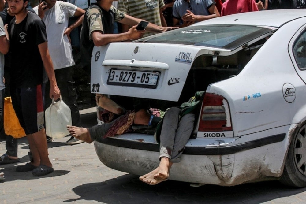 Automóvil transporta heridos al hospital Mártires de Al-Aqsa 