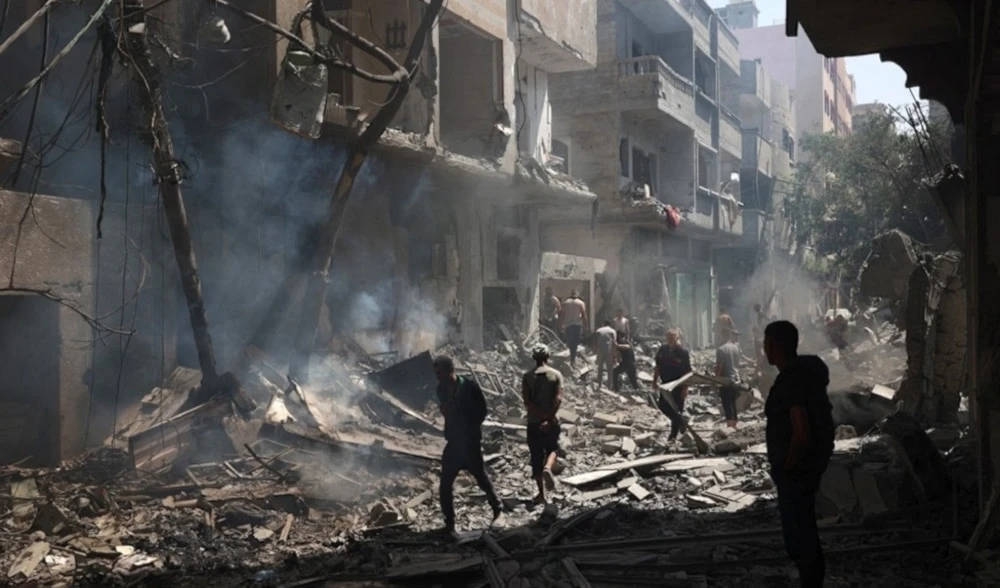 Palestinos caminan sobre escombros de los edificios destruidos por masacre en Nuseirat