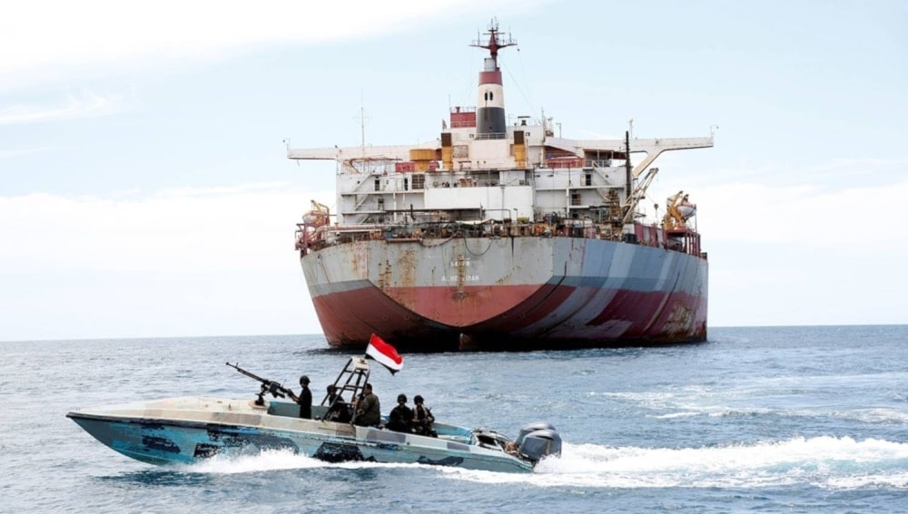 Los yemenitas patrullan cerca de un barco mercante en el mar Rojo.