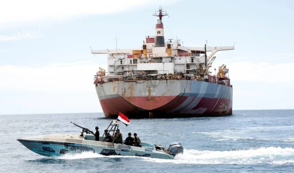 Los yemenitas patrullan cerca de un barco mercante en el mar Rojo.