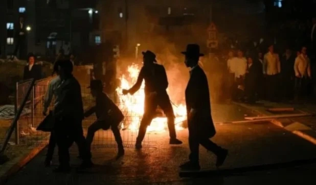 Los jóvenes haradíes protestan por la decisión del gobierno de enviarlos con carácter obligatorio al servicio militar. Los jóvenes haradíes protestan por la decisión del gobierno de enviarlos con carácter obligatorio al servicio militar.
