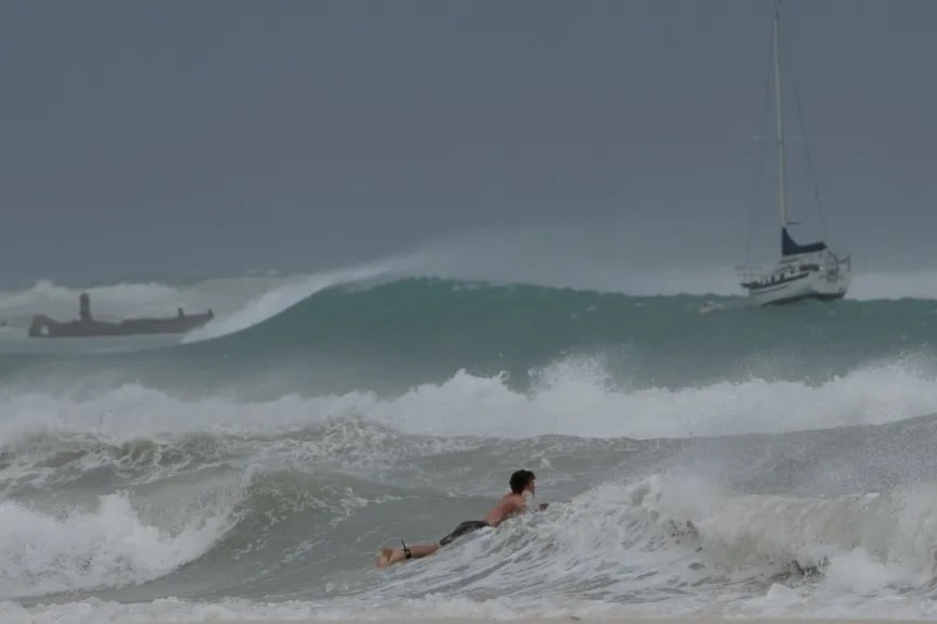 Surfista desafía las olas durante el paso del huracán Beryl por Barbados. Foto: AP. 