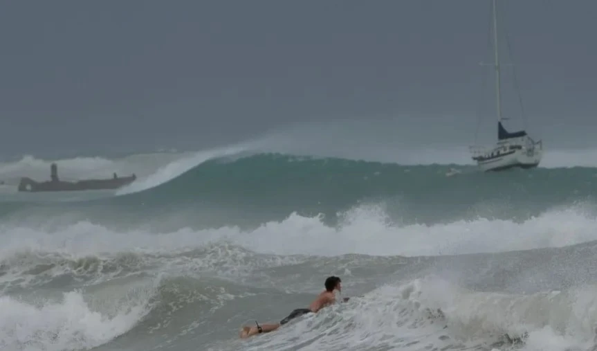 Surfista desafía las olas durante el paso del huracán Beryl por Barbados. Foto: AP.
