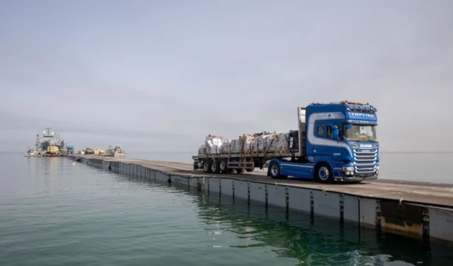 Un camión que transporta ayuda humanitaria cruza el muelle frente a la Franja de Gaza el 19 de mayo de 2024. (Foto: Reuters)