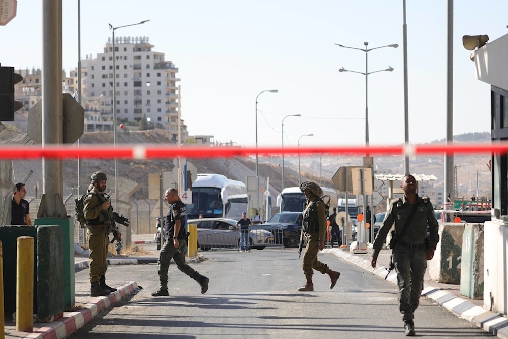Fuerzas de ocupación en un puesto de control que une Cisjordania con el sur de Jerusalén (EPA)