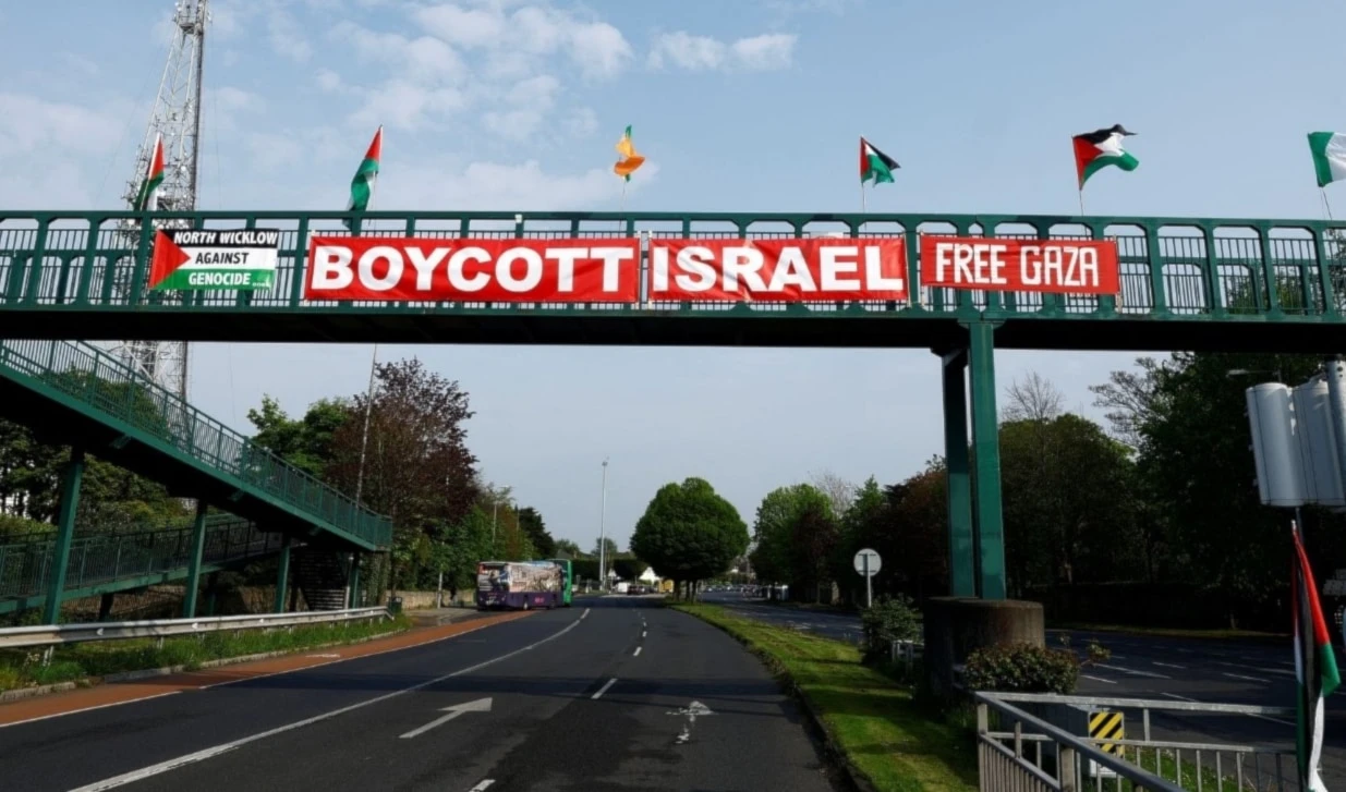 Banderas y pancartas en apoyo a Palestina en calles de Irlanda.(Foto: Reuters)