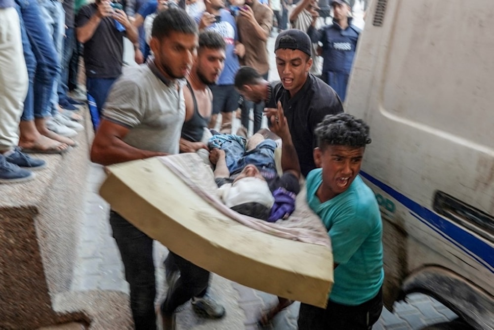 Niño herido durante la masacre contra una escuela que alberga desplazados en Absan, Khan Yunis, al sur de la Franja de Gaza (Foto: AFP)