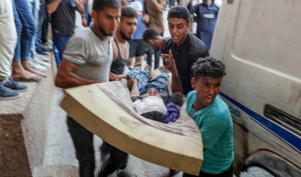 Niño herido durante la masacre contra una escuela que alberga desplazados en Absan, Khan Yunis, al sur de la Franja de Gaza (Foto: AFP)