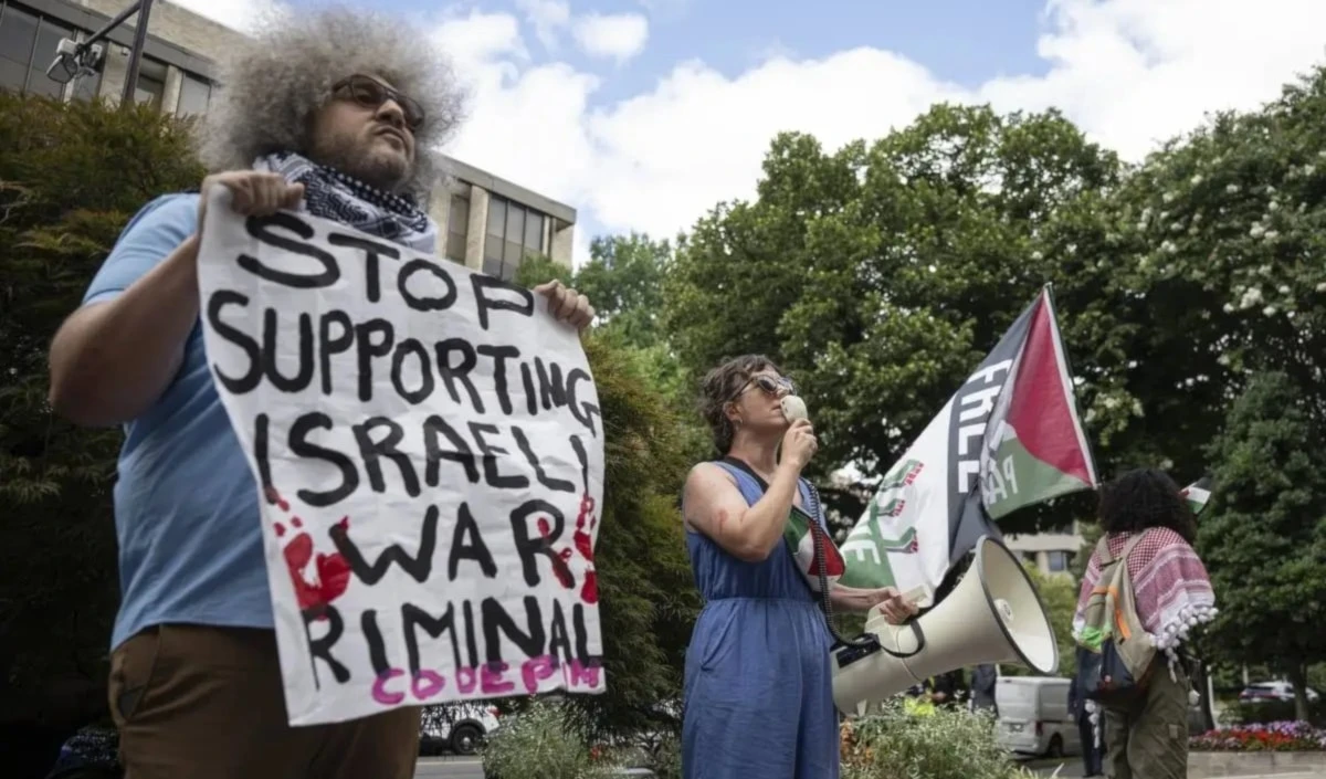 Manifestantes en Washington protestan contra la guerra de "Israel" contra Gaza, 1 de julio 2024.