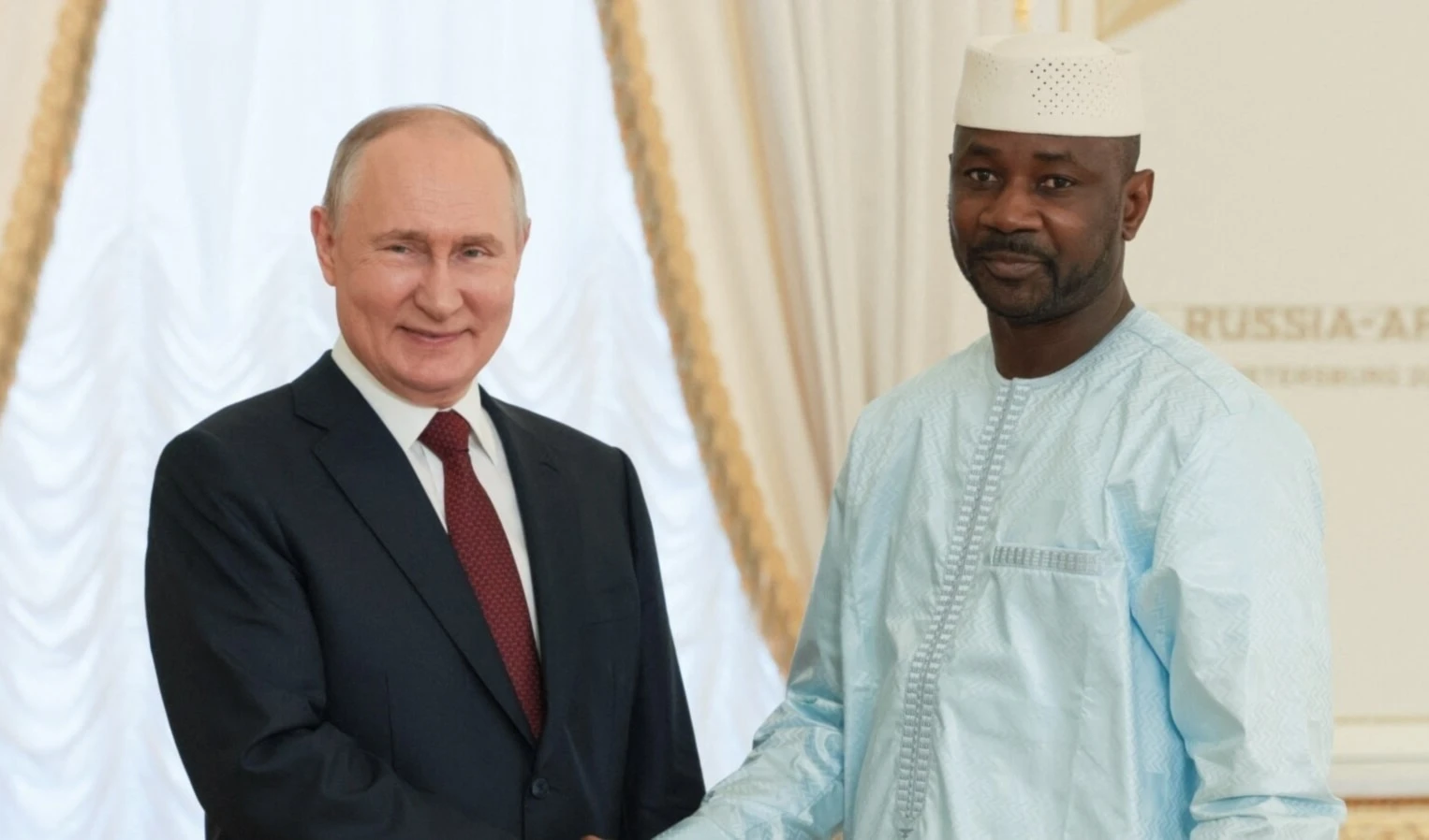 Encuentro del presidente ruso, Vladimir Putin, y su homólogo en transición de Mali, Assimi Goita, en Rusia el 29 julio de 2023.