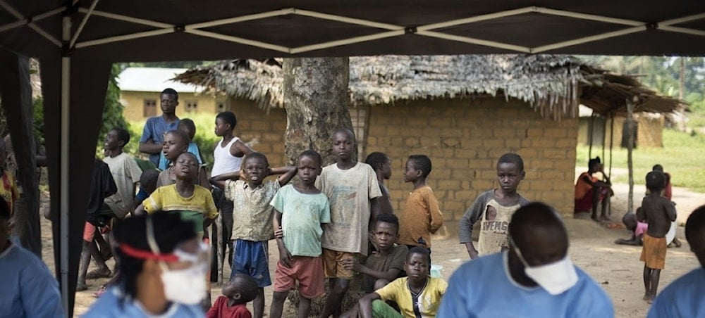 Un grupo de niños sigue el proceso de vacunación contra el virus del Ébola en el pueblo de Buzolo, en la República Democrática del Congo.