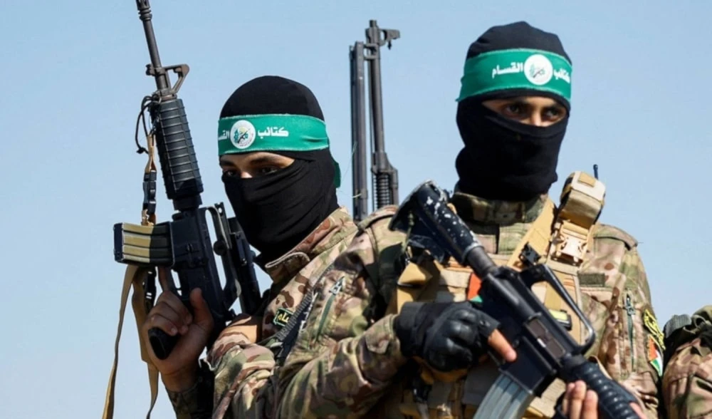 Dos combatientes del ala militar de Hamas, las Brigadas Mártir Izz al-Din al-Qassam, participan en un desfile militar en la Franja de Gaza el 19 de julio de 2023. Foto: Reuters