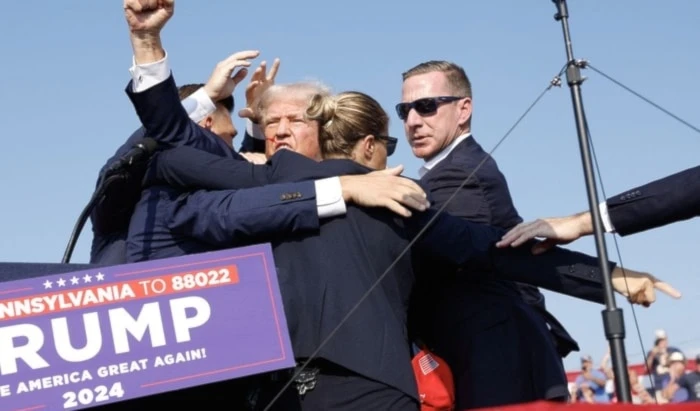 El expresidente de Estados Unidos Donald Trump, después de recibir un disparo en Pensilvania.