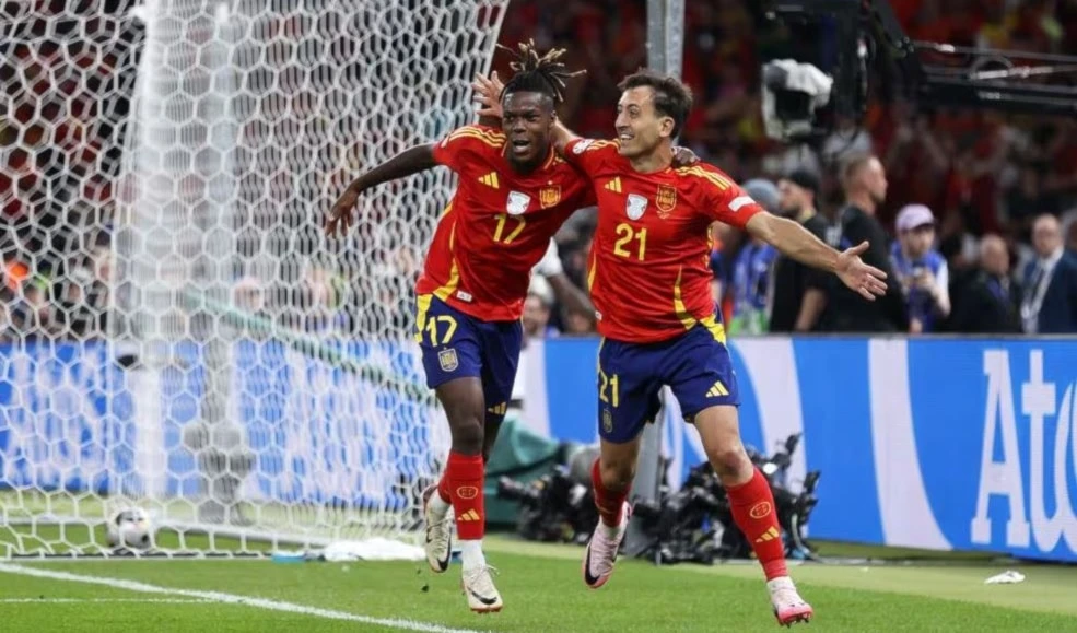 España levanta trofeo de campeón en Eurocopa de fútbol.