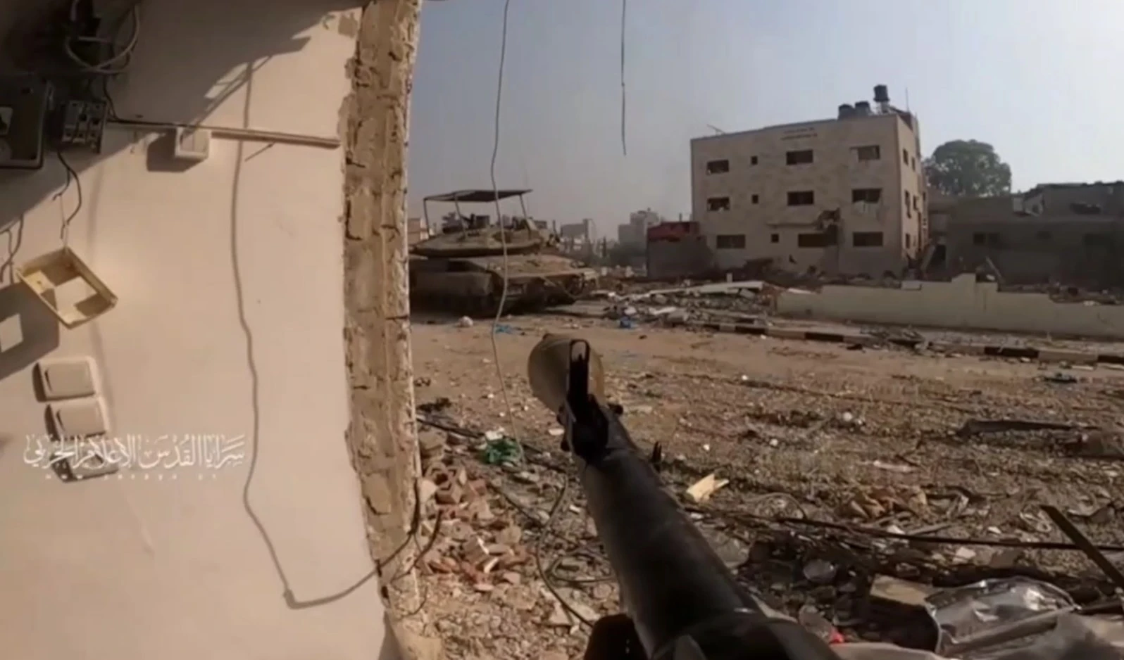 Los combatientes palestinos aniquilaron a un grupo de efectivos sionistas estacionados dentro de un apartamento residencial en el campamento de Yebna.