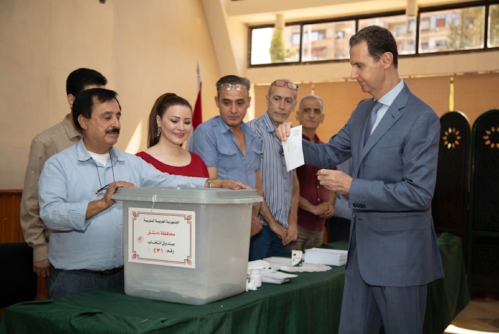 El presidente de Siria, Bashar al-Asad, depositó su voto en uno de los centros electorales en la capital siria, Damasco.