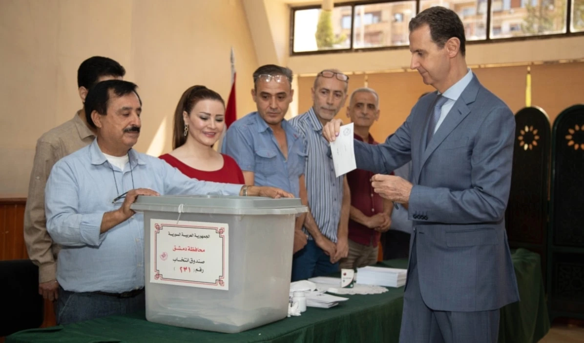El presidente de Siria, Bashar al-Asad, depositó su voto en uno de los centros electorales en la capital siria, Damasco. El presidente de Siria, Bashar al-Asad, depositó su voto en uno de los centros electorales en la capital siria, Damasco.