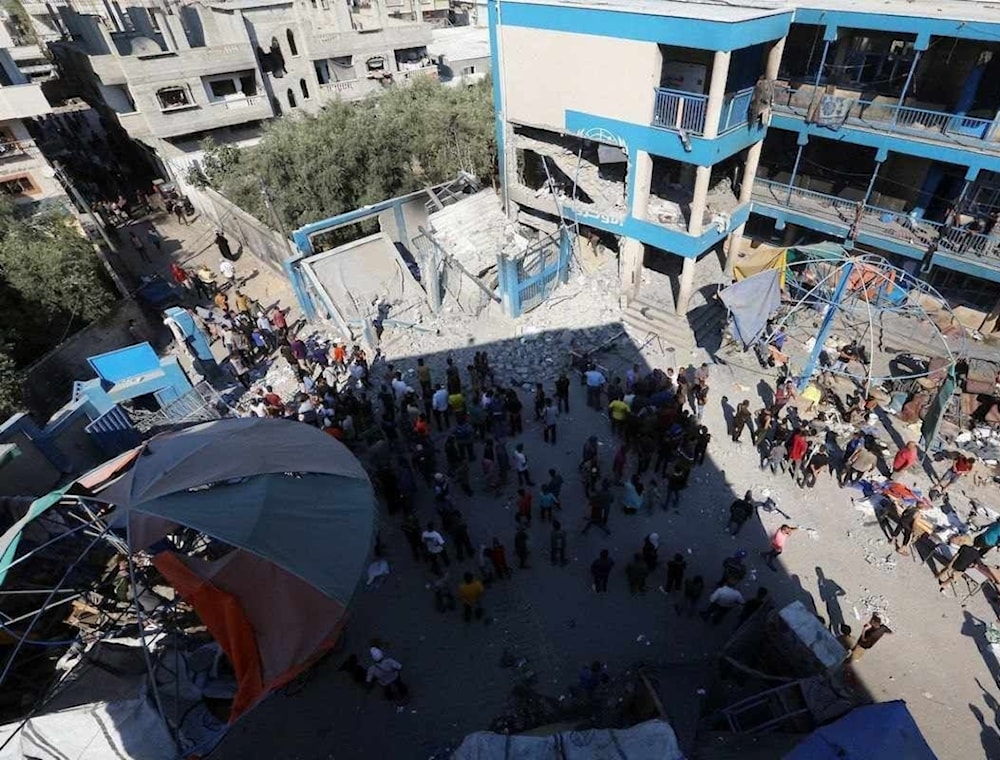 Efectos del bombardeo israelí contra una escuela que alberga a desplazados en Al-Nuseirat, al centro de Gaza. (Foto: Red mediática de Al-Quds)