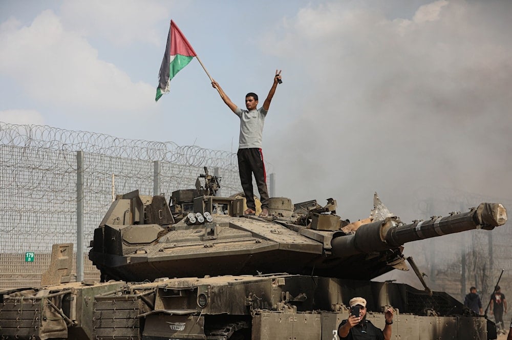 Un palestino sobre un tanque israelí en la valla fronteriza cerca de la ciudad de Khan Younis, al sur de la Franja de Gaza el 7 de octubre 2023 (Foto: Archivo)