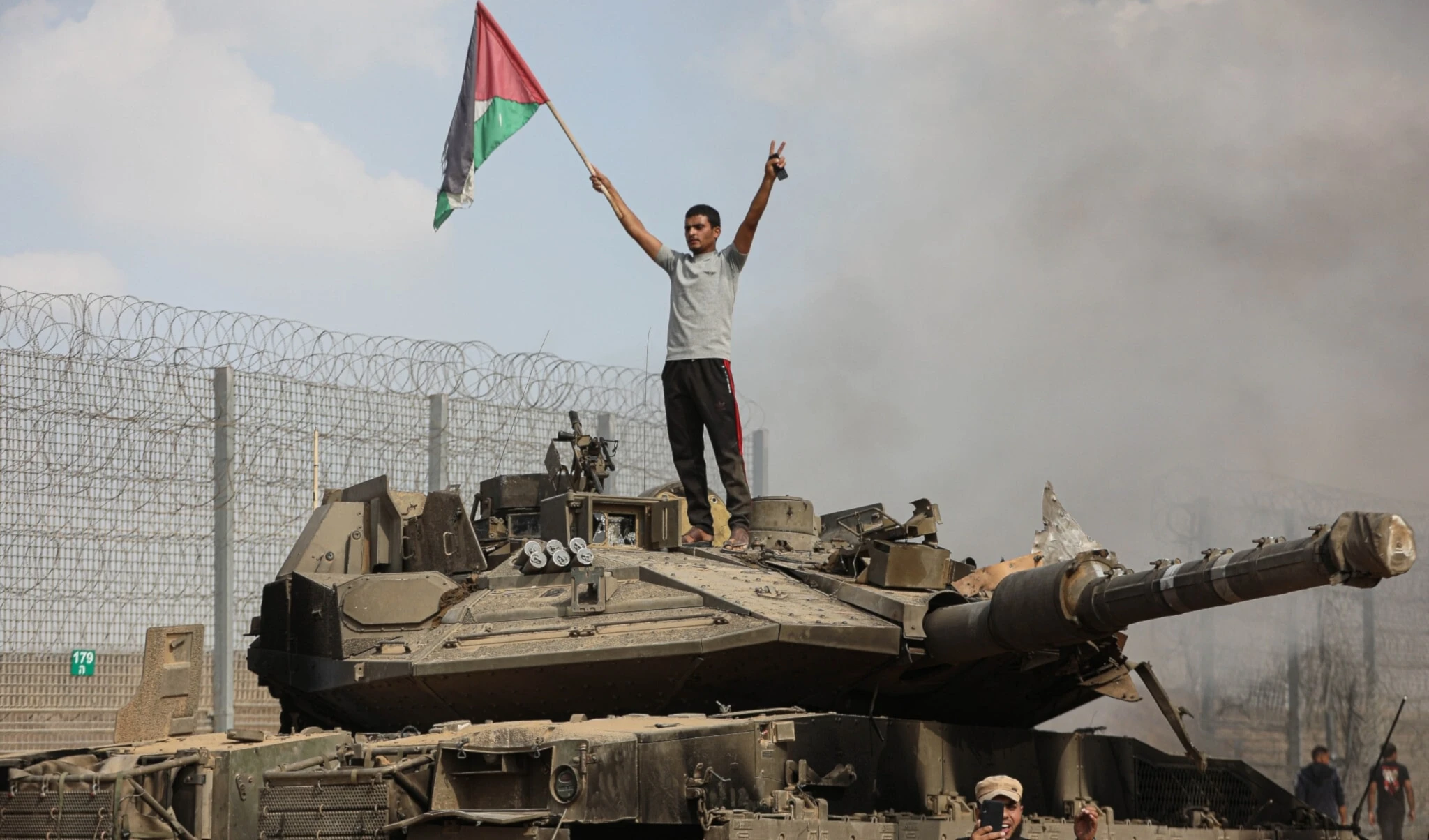 Un palestino sobre un tanque israelí en la valla fronteriza cerca de la ciudad de Khan Younis, al sur de la Franja de Gaza el 7 de octubre 2023 (Foto: Archivo)