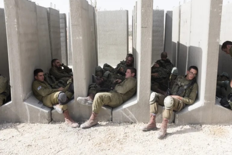  Soldados del ejército israelí descansan durante las maniobras.