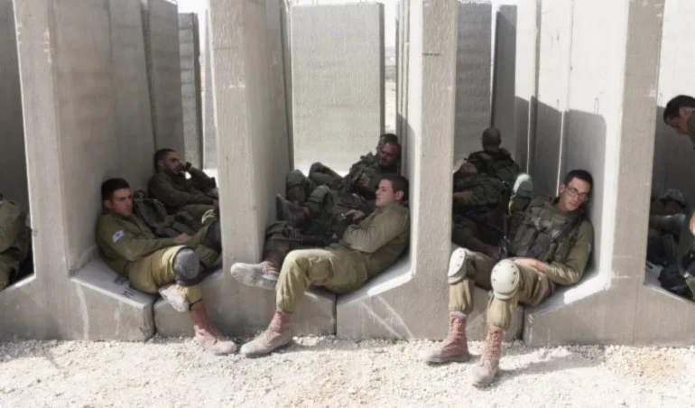 Soldados del ejército israelí descansan durante las maniobras. Soldados del ejército israelí descansan durante las maniobras.