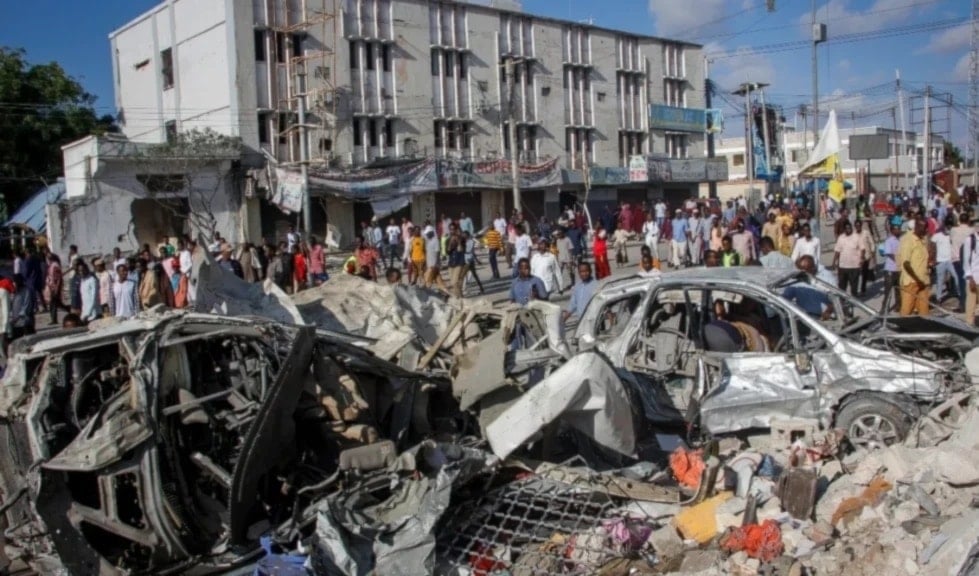 El atentado en Mogadiscio dejó varios muertos, heridos y daños materiales. 