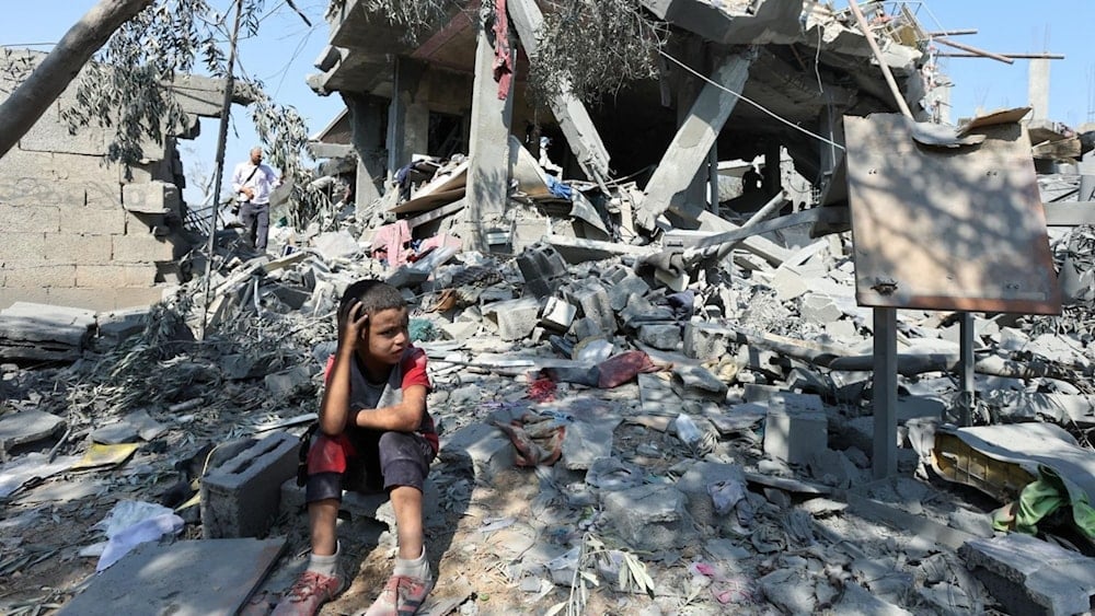 Niño palestino en Gaza mira desconsolado la destrucción provocada por el régimen israelí.