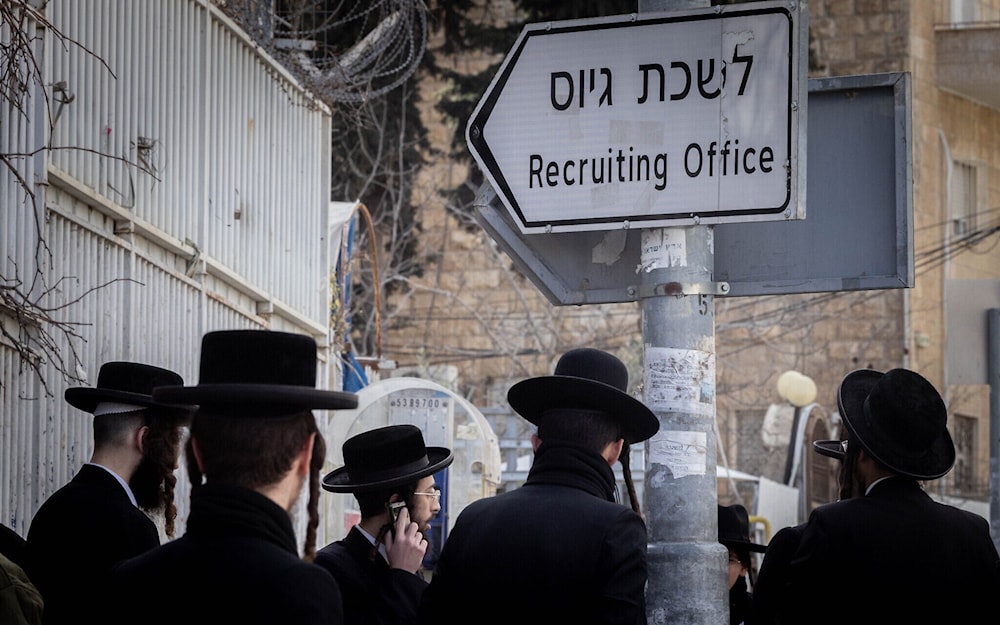 Hombres ultraortodoxos protestan frente a la oficina de reclutamiento en Jerusalén ocupada el 4 de marzo 2024.