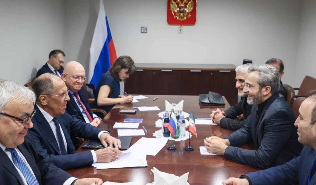 El encargado de negocios de la Cancillería iraní, Ali Bagheri Kani, y el l ministro de Relaciones Exteriores ruso, Serguei Lavrov, al margen de las reuniones del Consejo de Seguridad de la ONU en Nueva York. Foto: Tomada de las redes sociales.