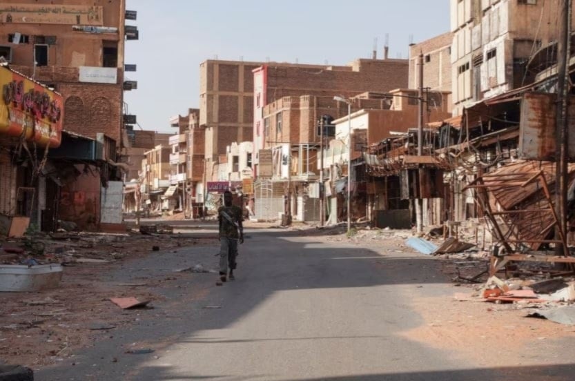 Uniformado sudanés pasea entre edificios destruidos en la localidad de Umdurman, el 7 abril 2024. Foto: Reuters