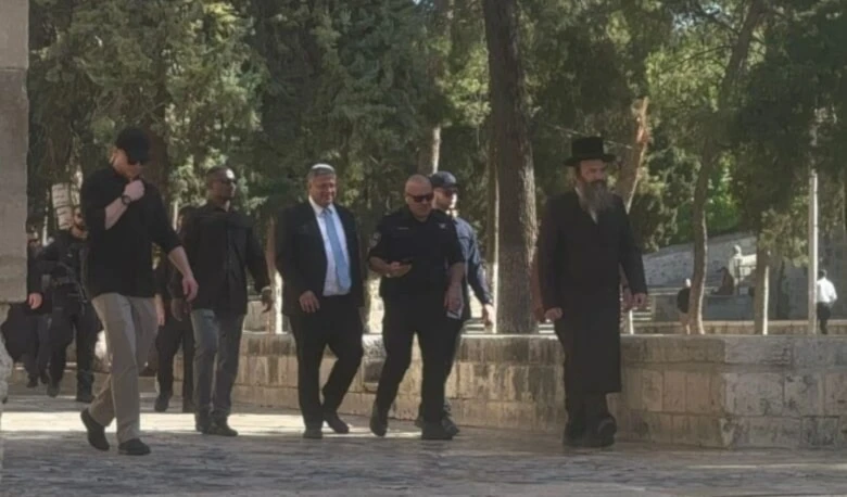 Ben Gvir irrumpió  en la Mezquita de Al-Aqsa acompañado de cientos de colonos.