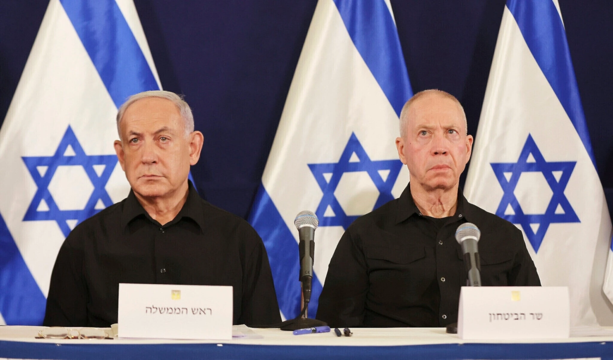 El primer ministro israelí, Benjamín Netanyahu y el ministro de Defensa, Yoav Gallant, durante una conferencia de prensa en una base militar en “Tel Aviv”, el 28 de octubre de 2023.