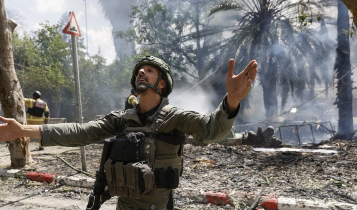 Soldados israelíes en un lugar de Kiryat Shemona alcanzado por misiles disparados desde el sur del Líbano, el 5 de mayo de 2024.